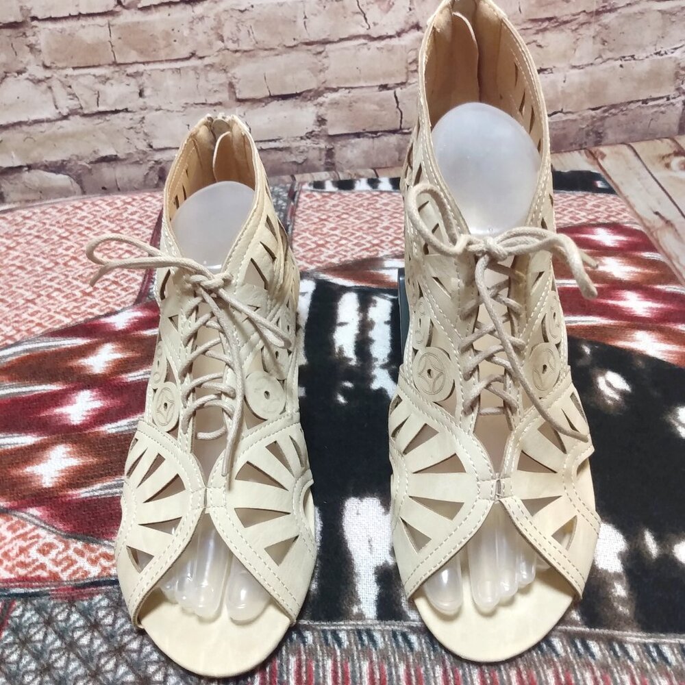 Anna Almeida Cream Gladiator Tie Up Sandals. Size 11 M
